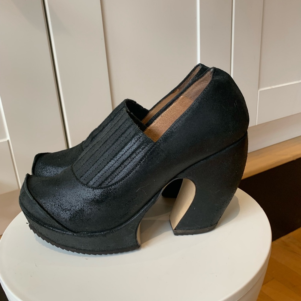 FLUEVOG sz 8 , but fit larger 8.5 black “Steady” platforms